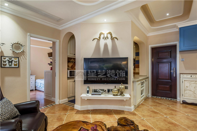 鳳嶺山語(yǔ)城89平美式地中?？蛷d裝修實(shí)景圖