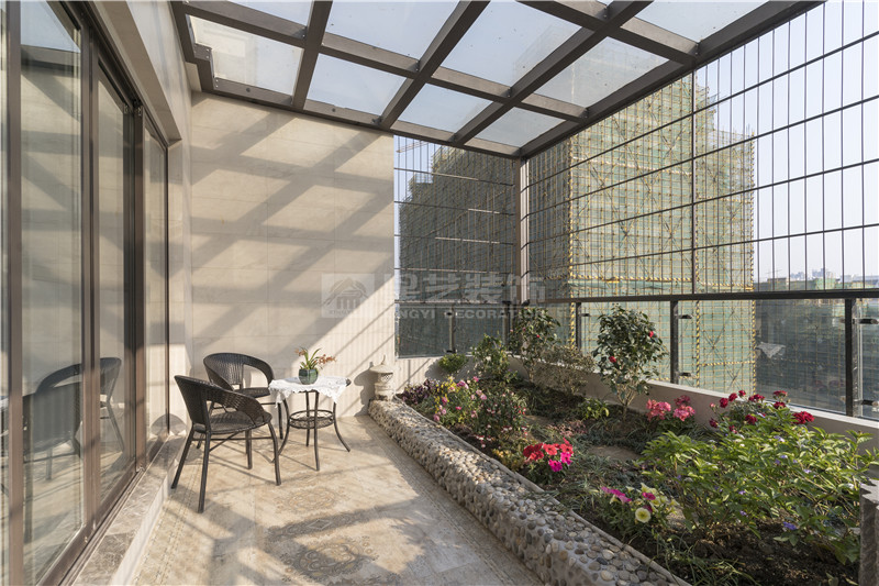 翡翠時(shí)光240平復(fù)式陽臺裝修實(shí)景圖