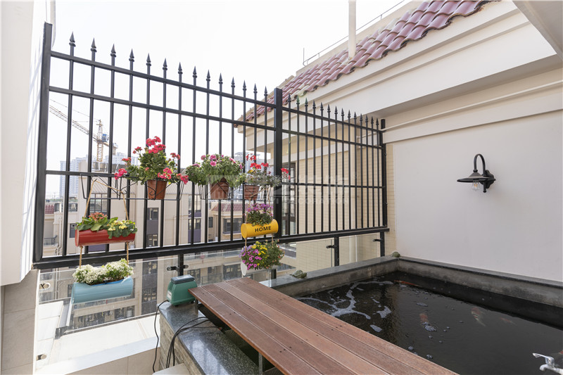 翡翠時(shí)光240平復(fù)式陽臺裝修實(shí)景圖