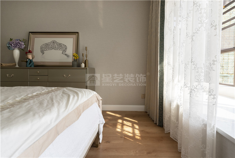 翡翠時(shí)光240平復(fù)式臥室裝修實(shí)景圖