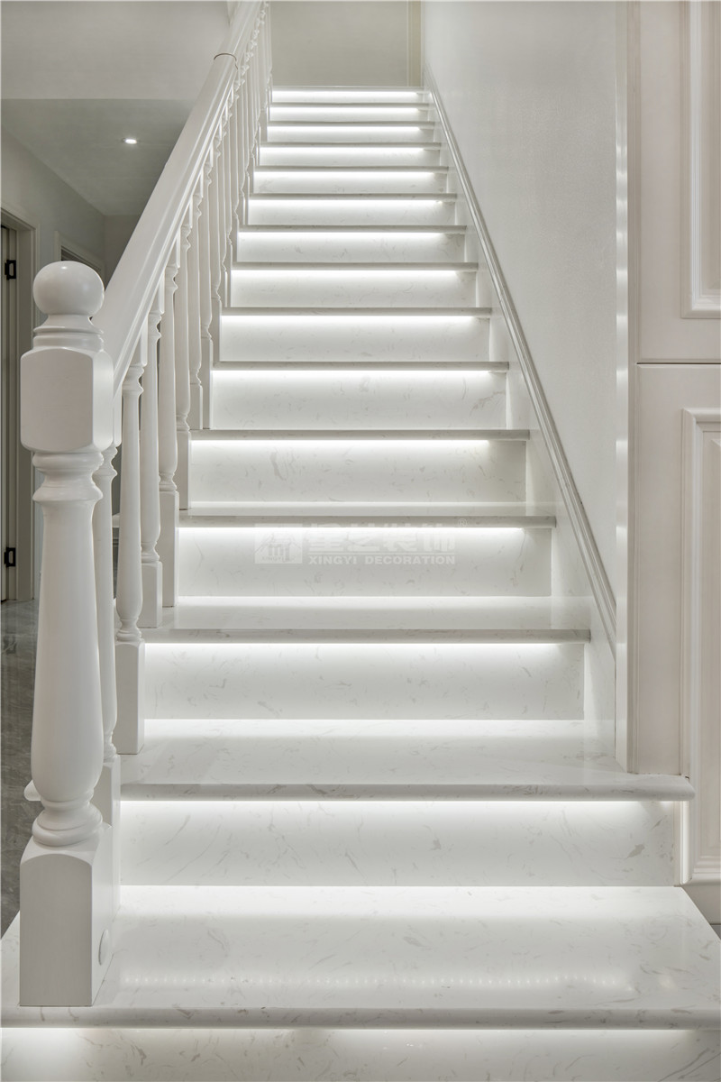 云景山語城186平復(fù)式樓梯裝修實景圖