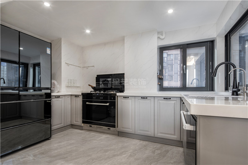 云景山語城186平復(fù)式廚房裝修實景圖