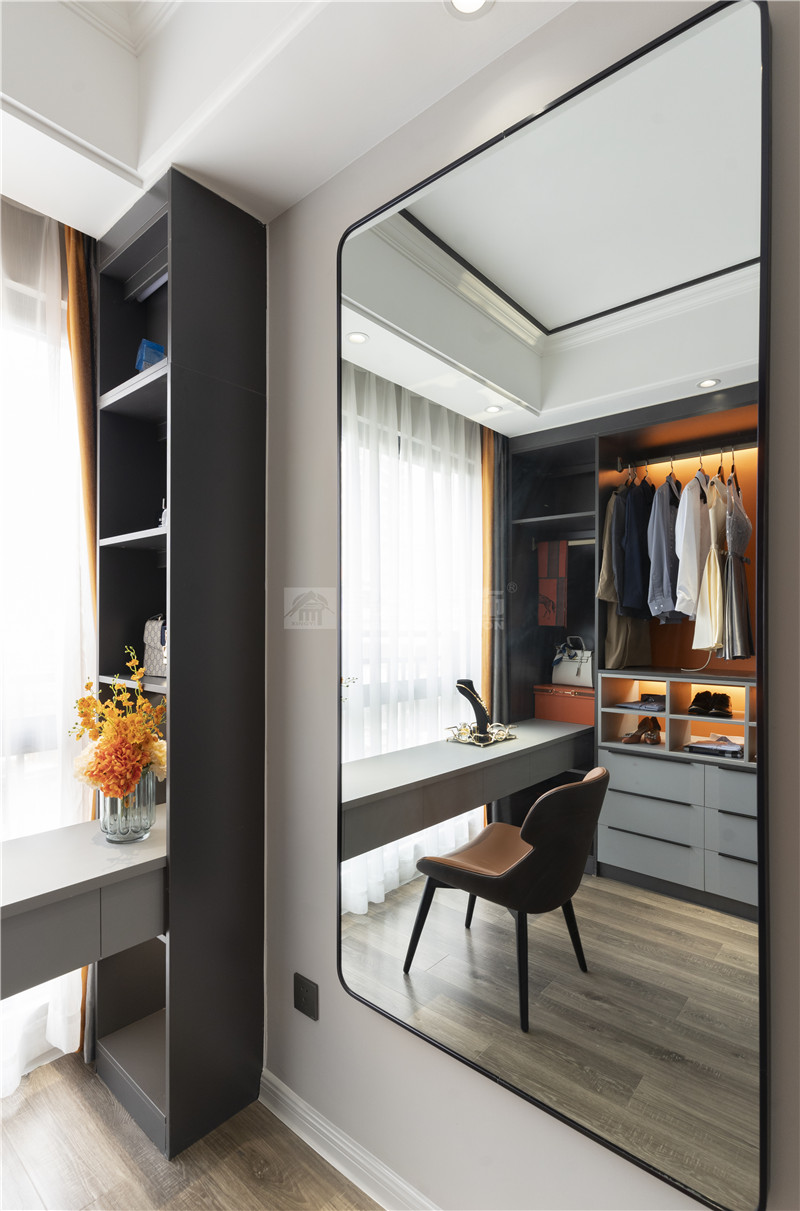 來賓樣板房 126平衣帽間裝修實景圖