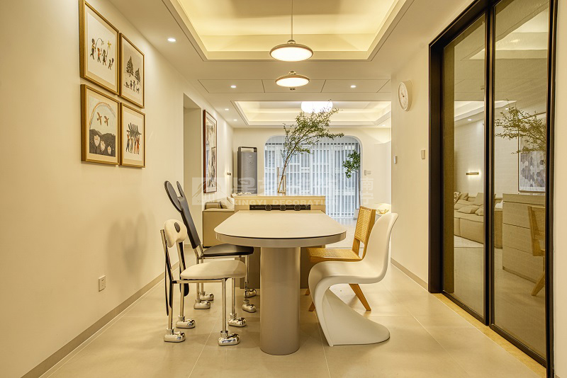 綠地中央廣場125平現(xiàn)代風(fēng)格餐廳實景