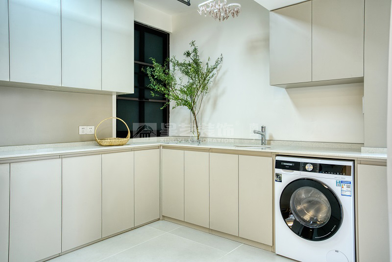 綠地中央廣場125平現(xiàn)代風(fēng)格陽臺實景