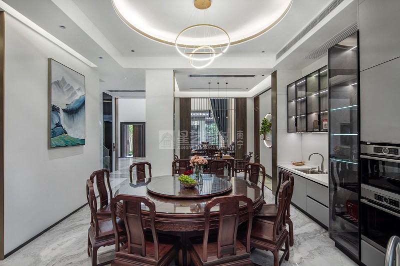 保利冠江墅750平新中式風(fēng)格別墅餐廳裝修實(shí)景