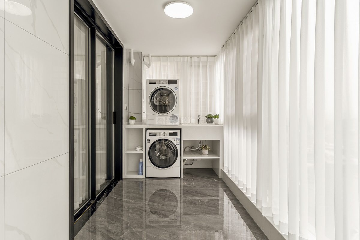 唐樾青山143平現(xiàn)代簡約陽臺裝修實(shí)景