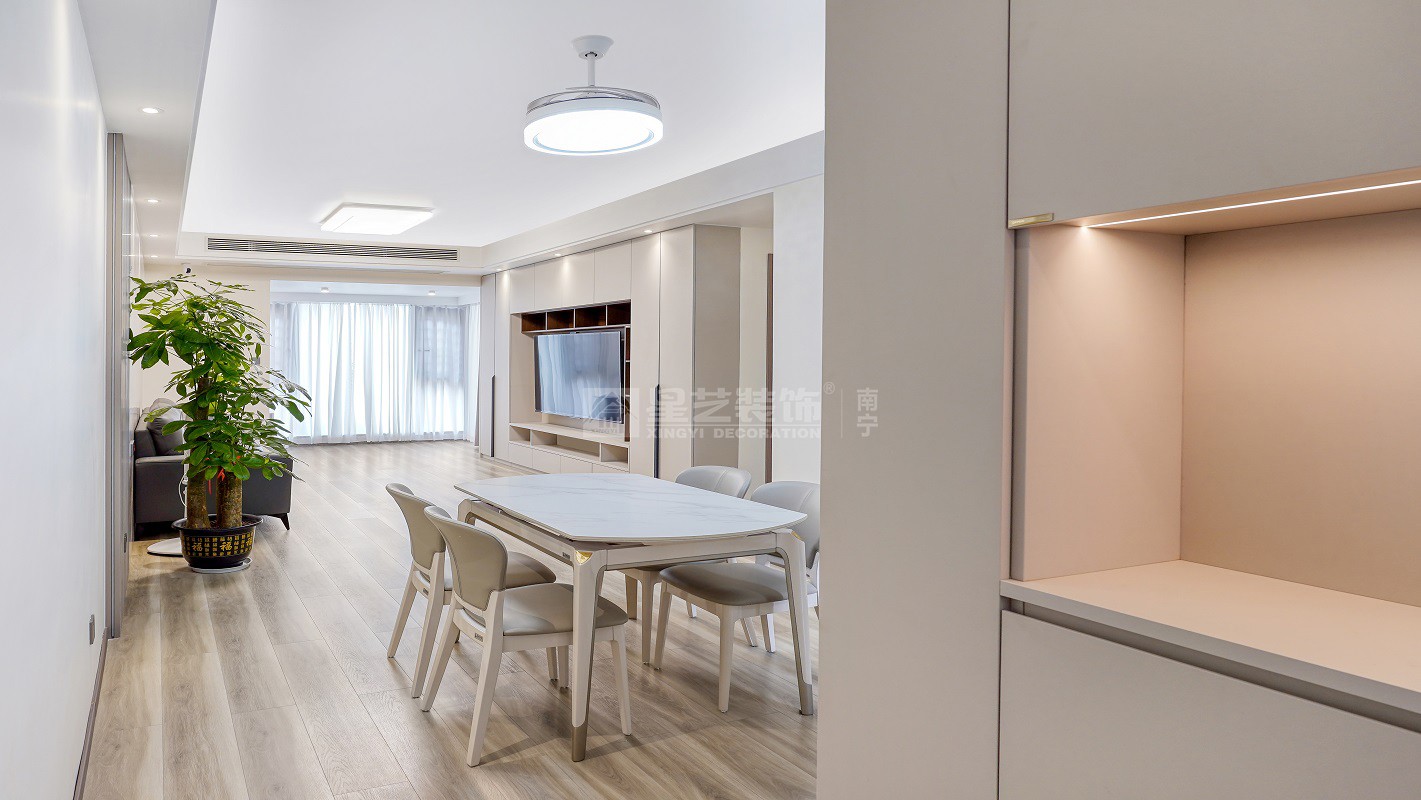 建發(fā)央璽129平現(xiàn)代簡約玄關(guān)裝修實景