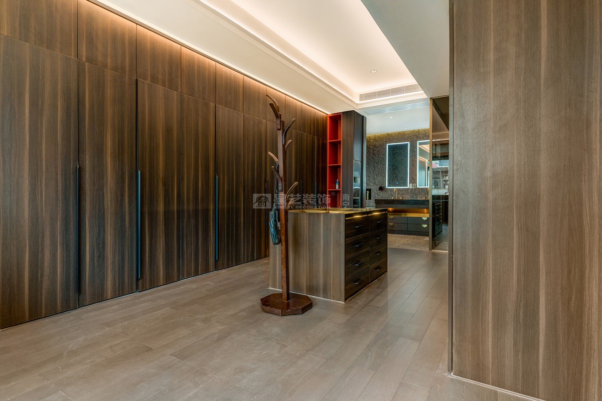 保利山漸青800平現(xiàn)代輕奢衣帽間裝修實景