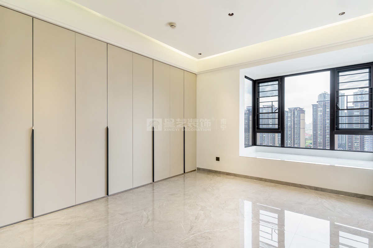 建發(fā)央璽129平現(xiàn)代奶油風(fēng)臥室裝修實景