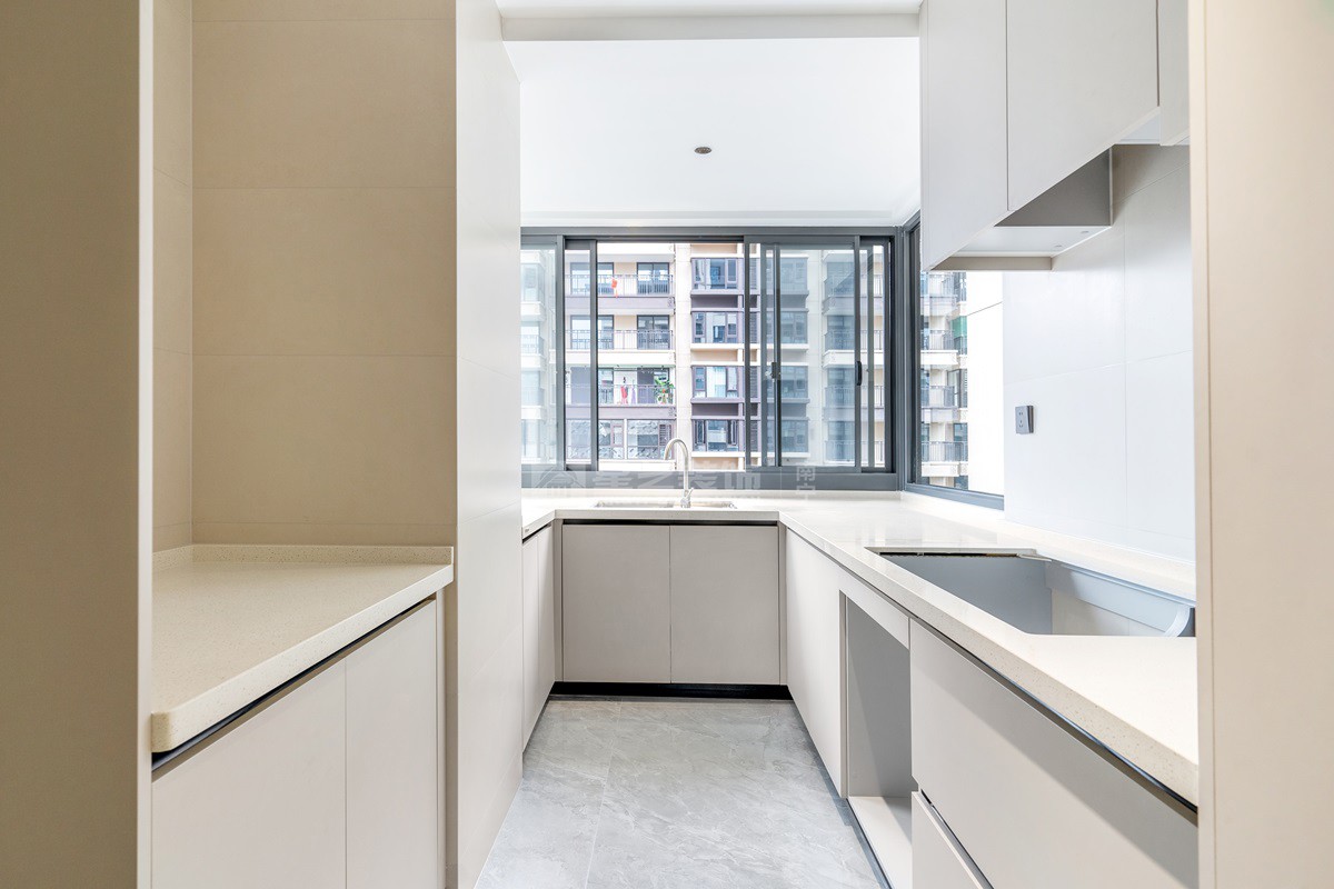 建發(fā)央璽129平現(xiàn)代奶油風(fēng)廚房裝修實景