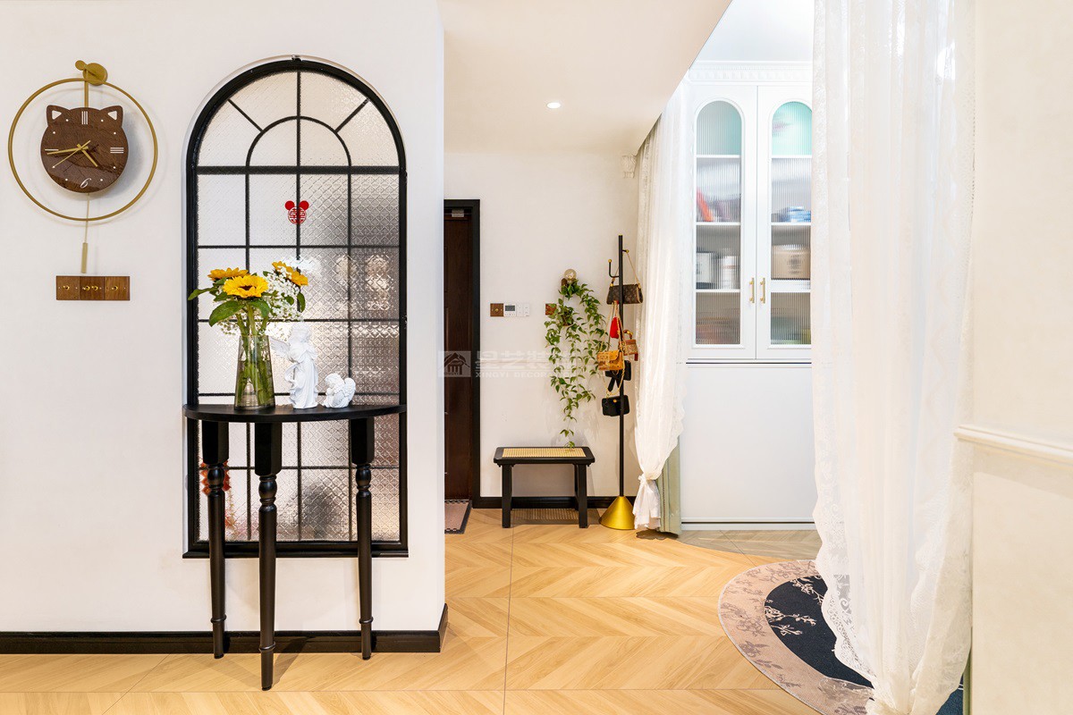 彰泰濱江學(xué)府118平輕法式玄關(guān)裝修實景