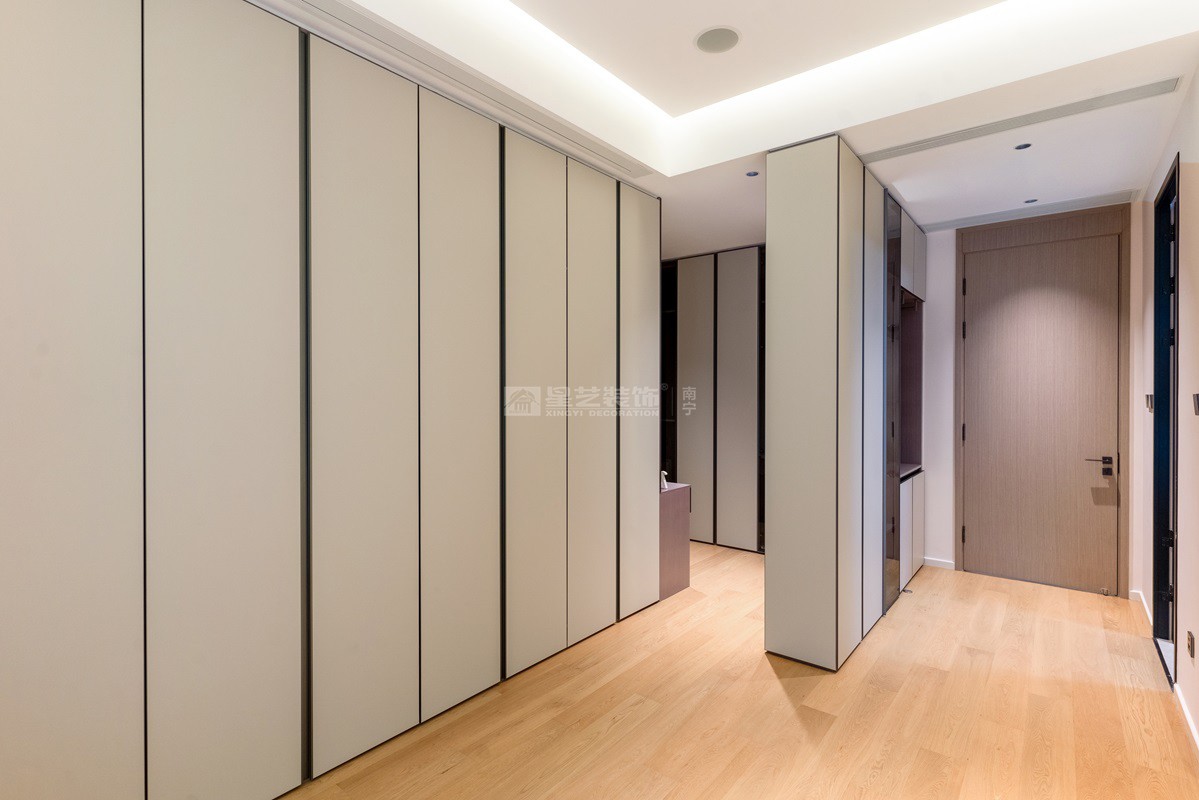 美泉1612 230平現(xiàn)代風(fēng)格衣帽間裝修實(shí)景