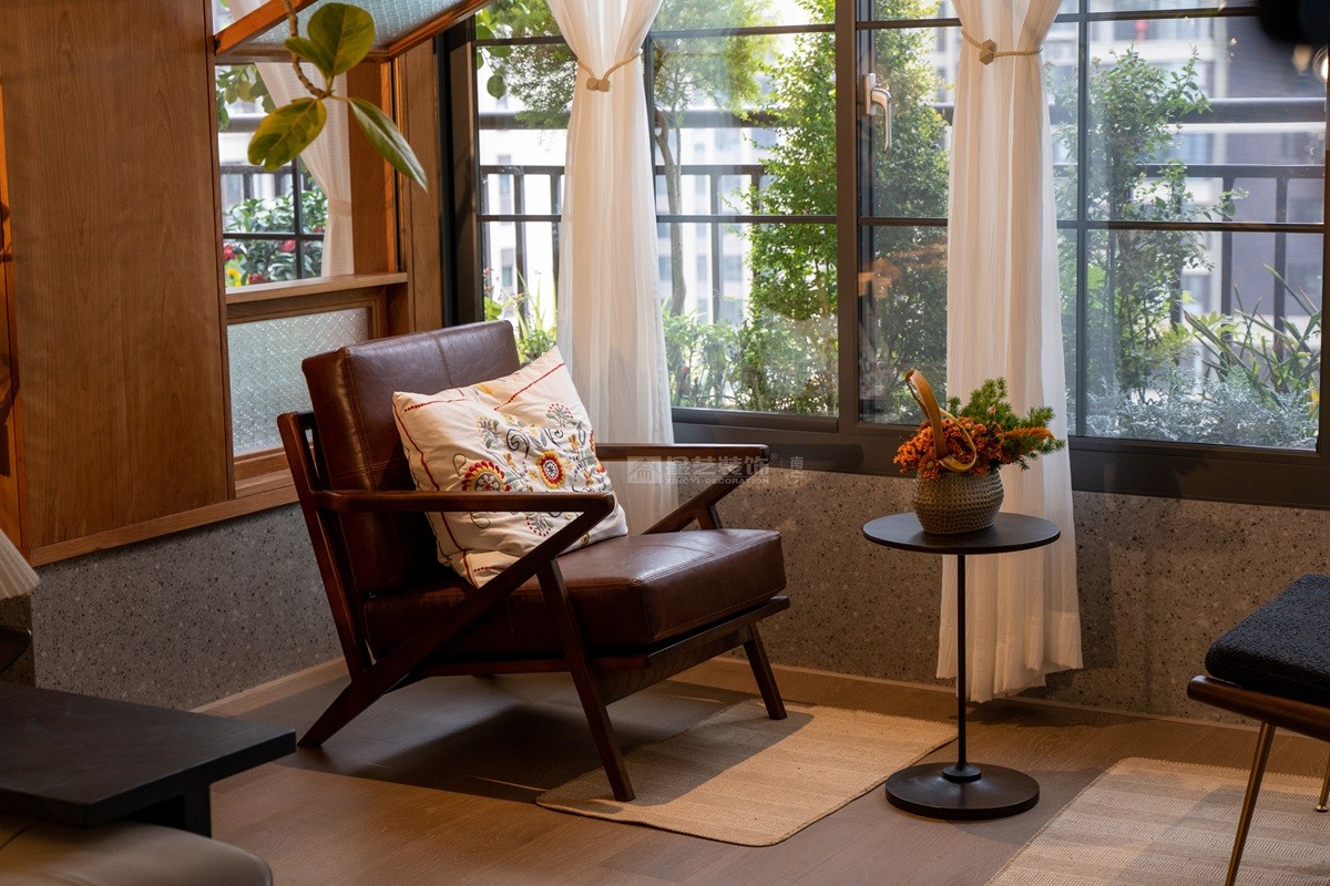 鳳景灣160平中古風(fēng)陽臺(tái)裝修實(shí)景