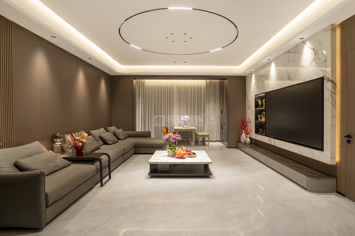 美泉1612 230平現(xiàn)代輕奢客廳裝修實(shí)景