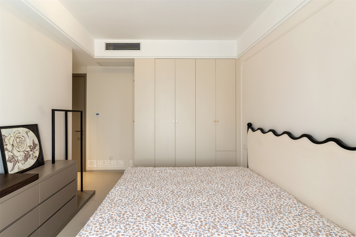 華潤西園悅府118平法式臥室裝修完工實(shí)景圖