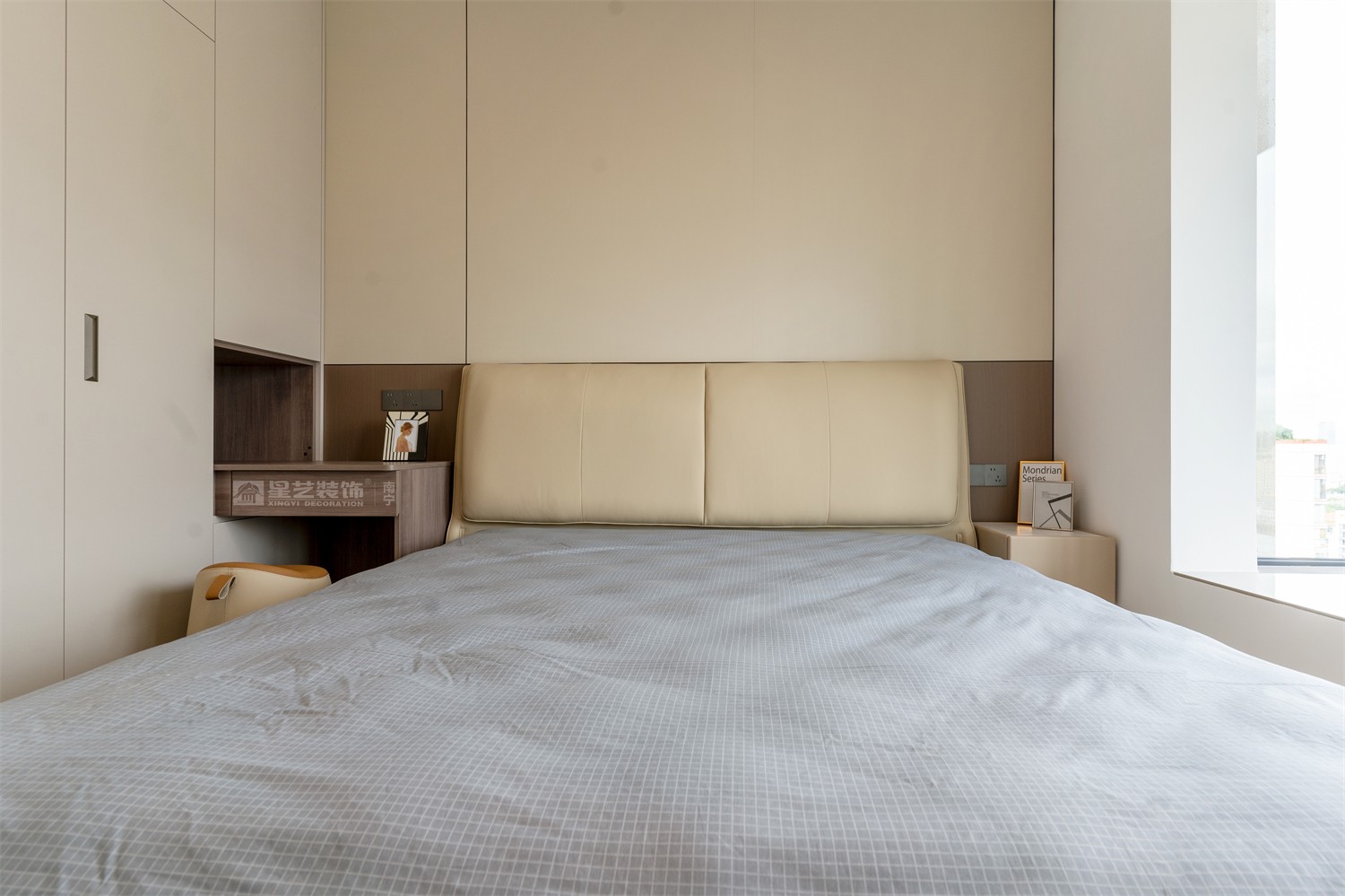 華潤西園悅府118平現(xiàn)代簡約臥室裝修完工實景圖