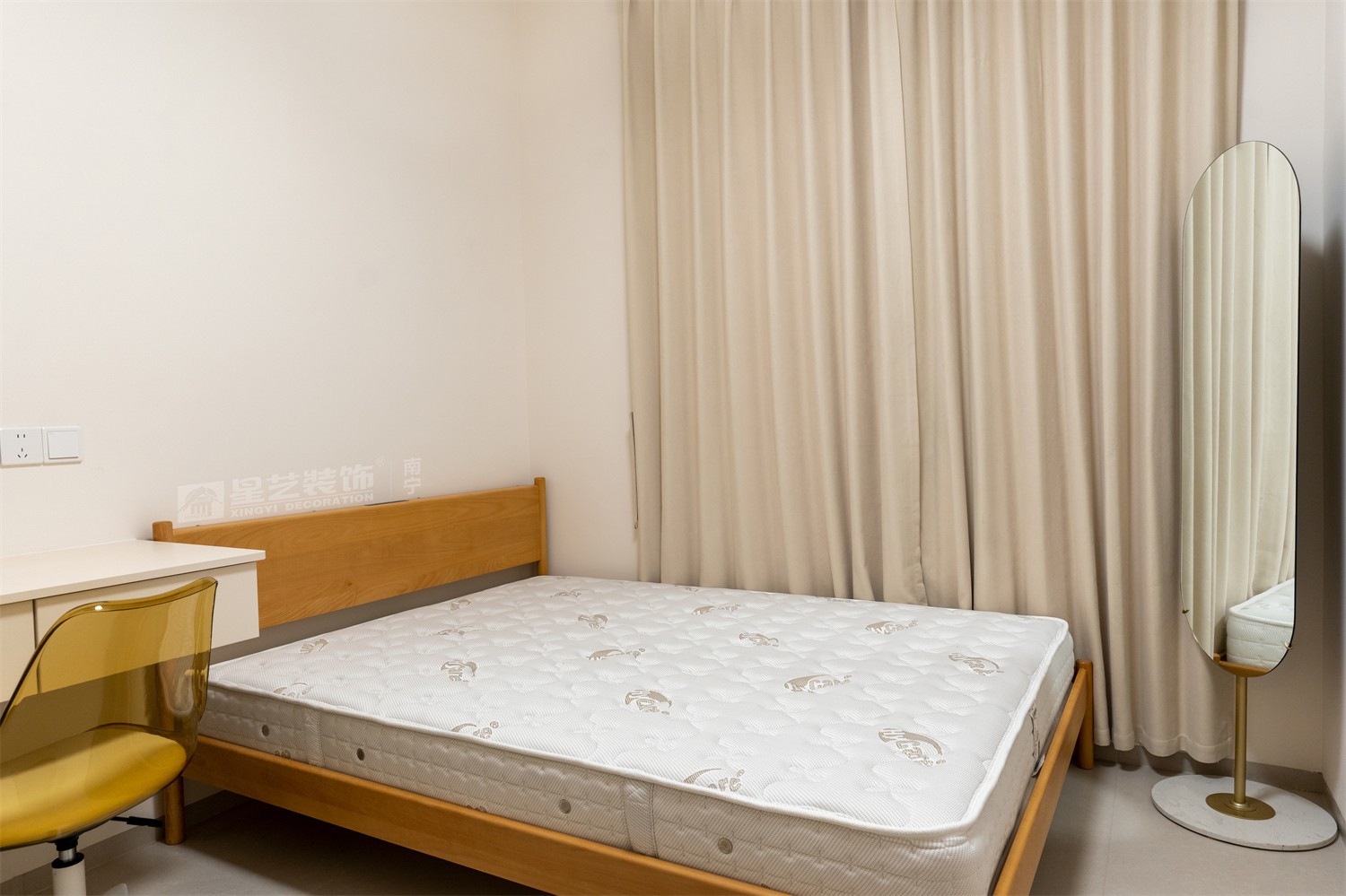 華潤西園悅府118平法式臥室裝修完工實(shí)景圖