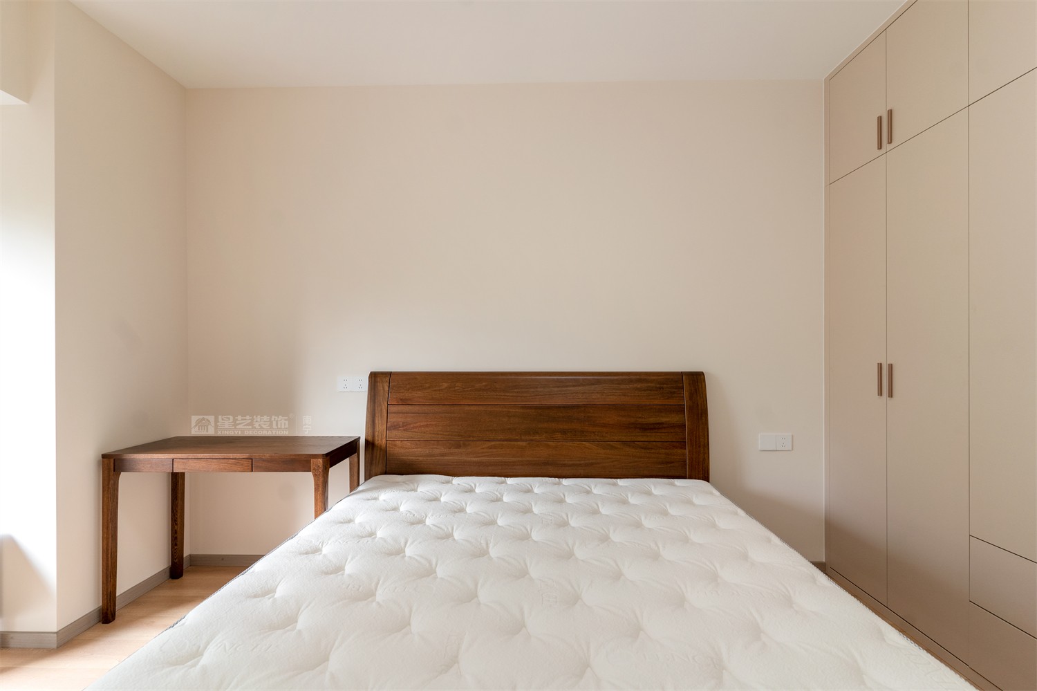 榮和中央公園110平現(xiàn)代簡約風(fēng)臥室裝修完工實(shí)景圖