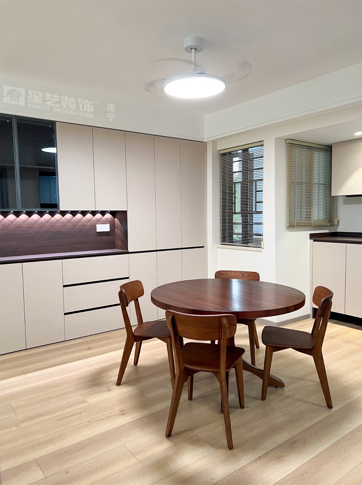 榮和中央公園110平現(xiàn)代簡約風(fēng)餐廳裝修完工實(shí)景圖