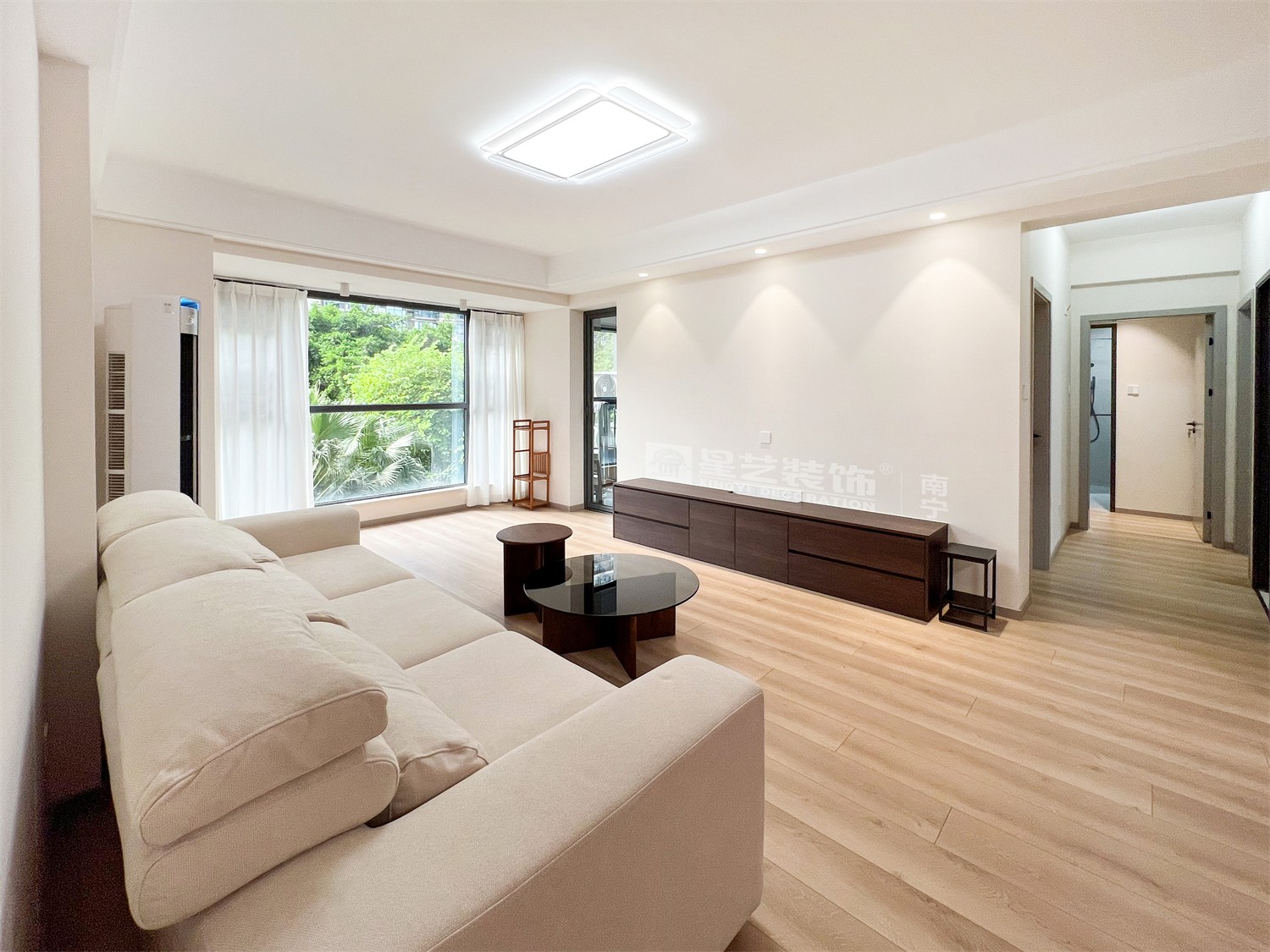 榮和中央公園110平現(xiàn)代簡約風(fēng)客廳裝修完工實(shí)景圖