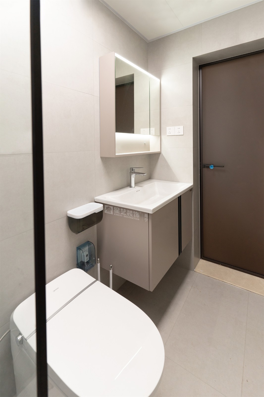 榮和中央公園110平現(xiàn)代簡約風(fēng)衛(wèi)生間裝修完工實(shí)景圖