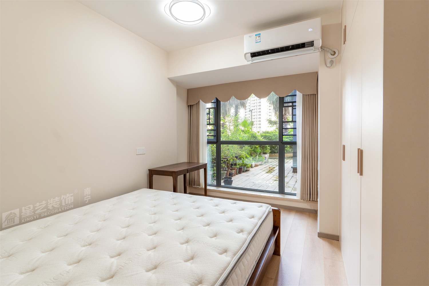 榮和中央公園110平現(xiàn)代簡約風(fēng)臥室裝修完工實(shí)景圖