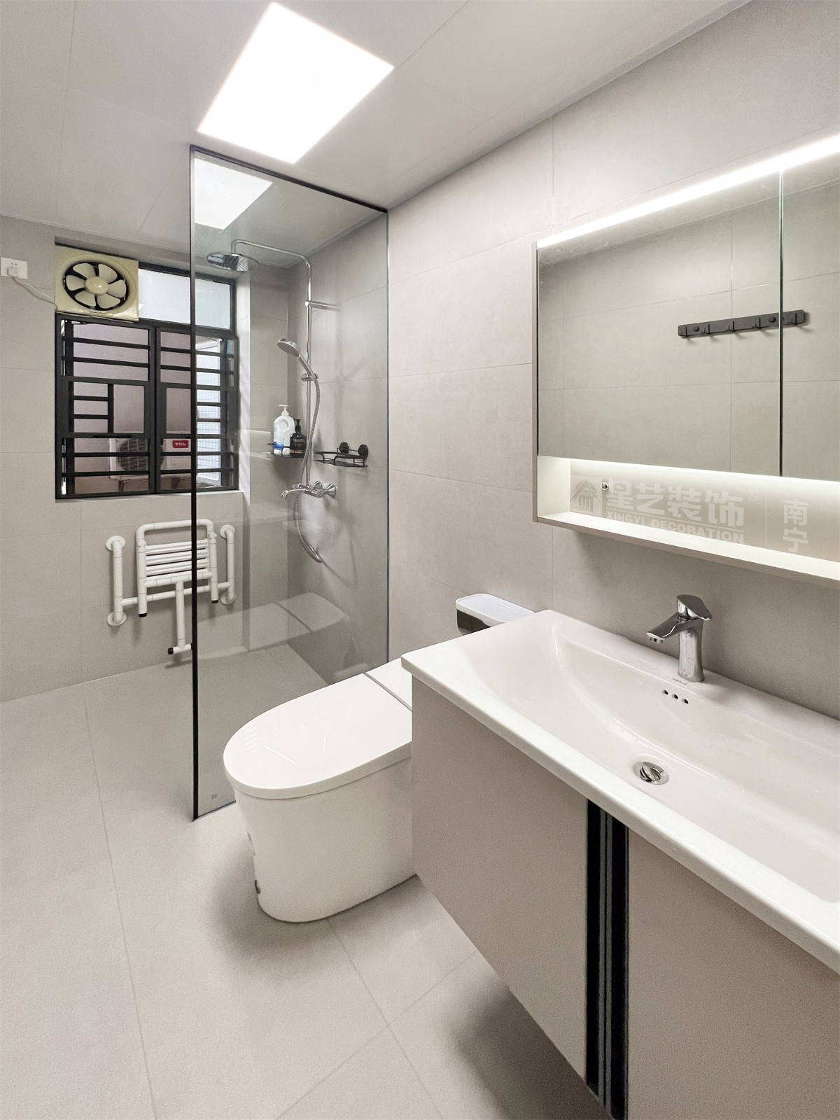 榮和中央公園110平現(xiàn)代簡約風(fēng)衛(wèi)生間裝修完工實(shí)景圖