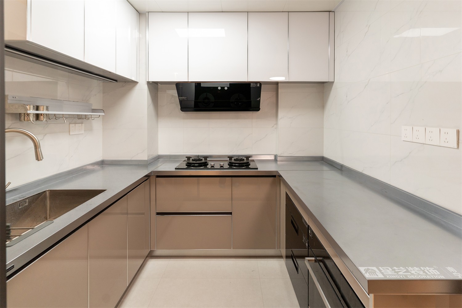 榮和中央公園110平現(xiàn)代簡約風(fēng)廚房裝修完工實(shí)景圖