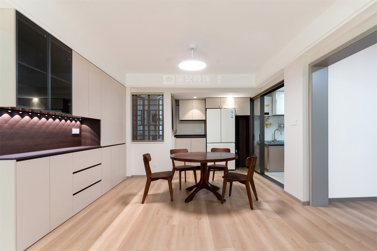 榮和中央公園110平現(xiàn)代簡約風(fēng)臥室裝修完工實(shí)景圖