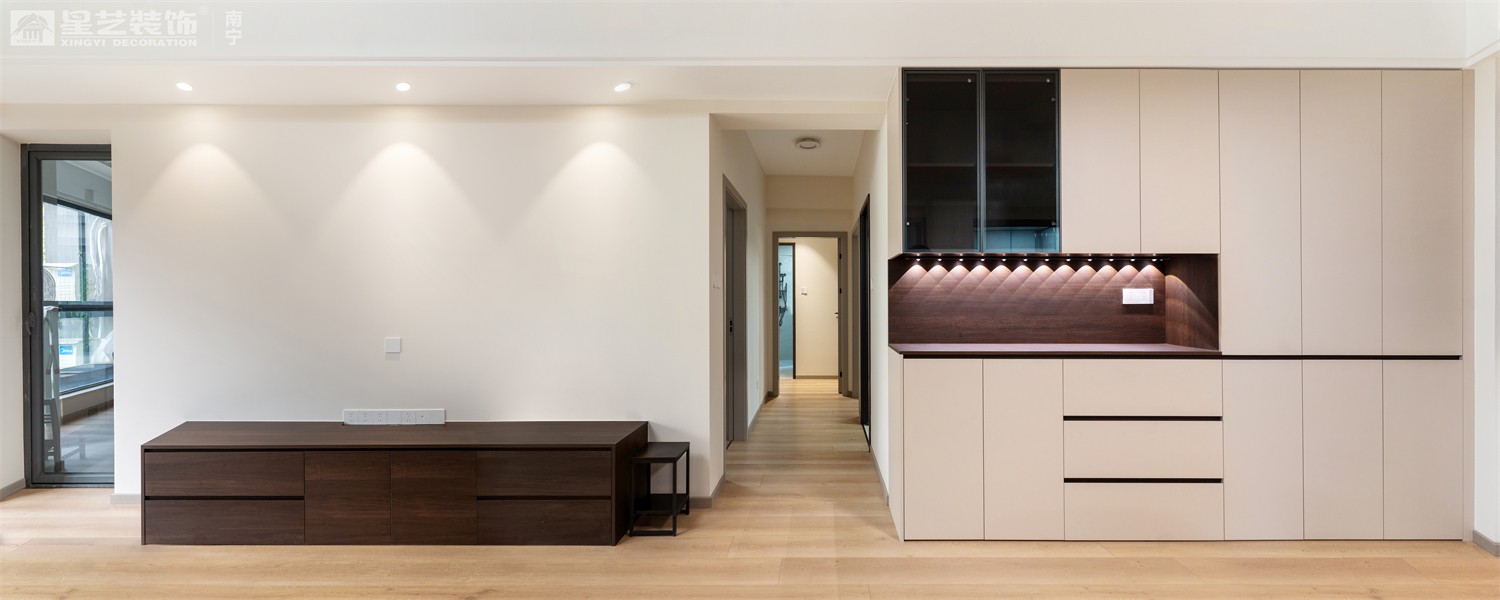 榮和中央公園110平現(xiàn)代簡約風(fēng)客廳裝修完工實(shí)景圖