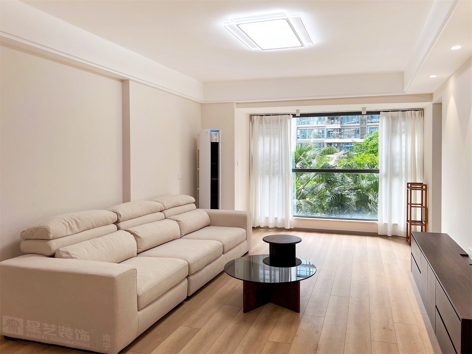 榮和中央公園110平現(xiàn)代簡約風(fēng)客廳裝修完工實(shí)景圖