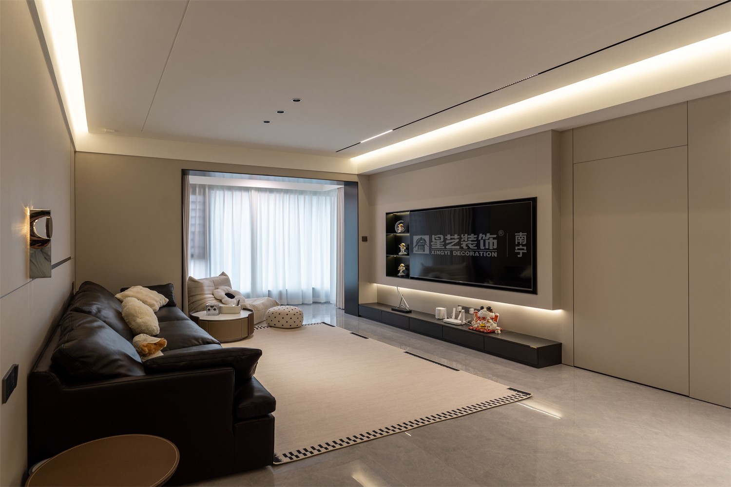 軌道御璽君臨灣140平客廳裝修完工實(shí)景圖