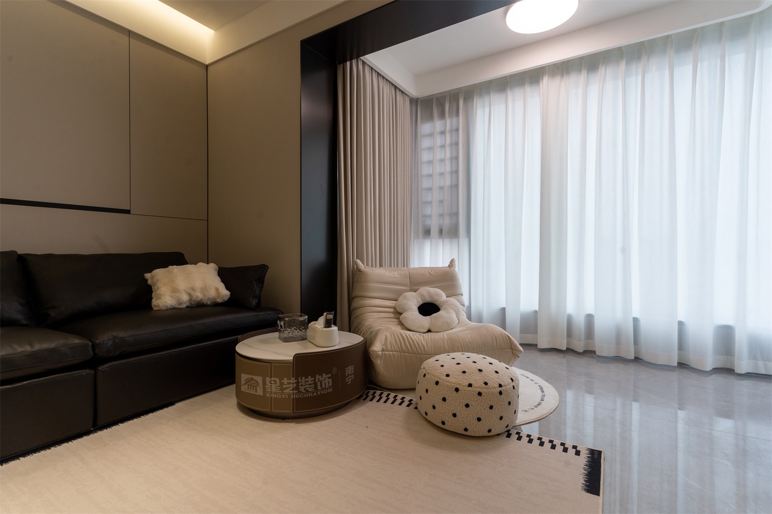 軌道御璽君臨灣140平客廳裝修完工實(shí)景圖