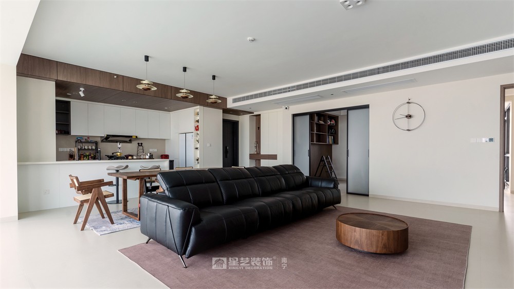 上水灣200平現(xiàn)代原木風(fēng)客廳裝修完工實(shí)景圖