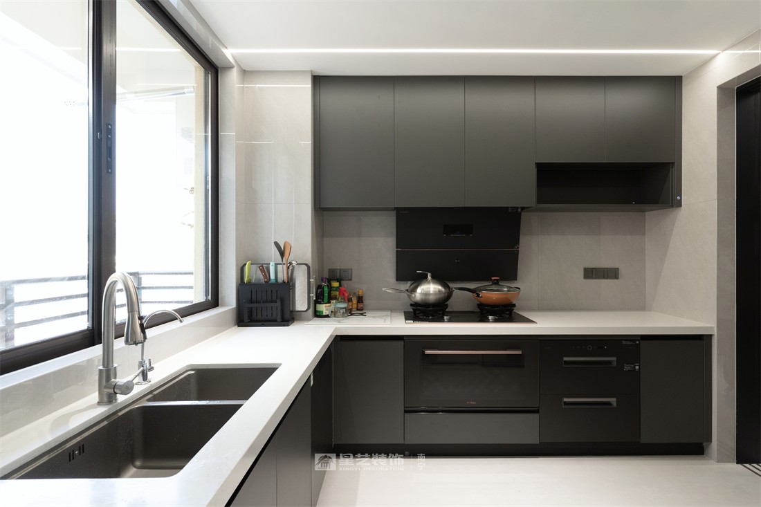 大唐臻觀196平現(xiàn)代簡約廚房裝修完工實景