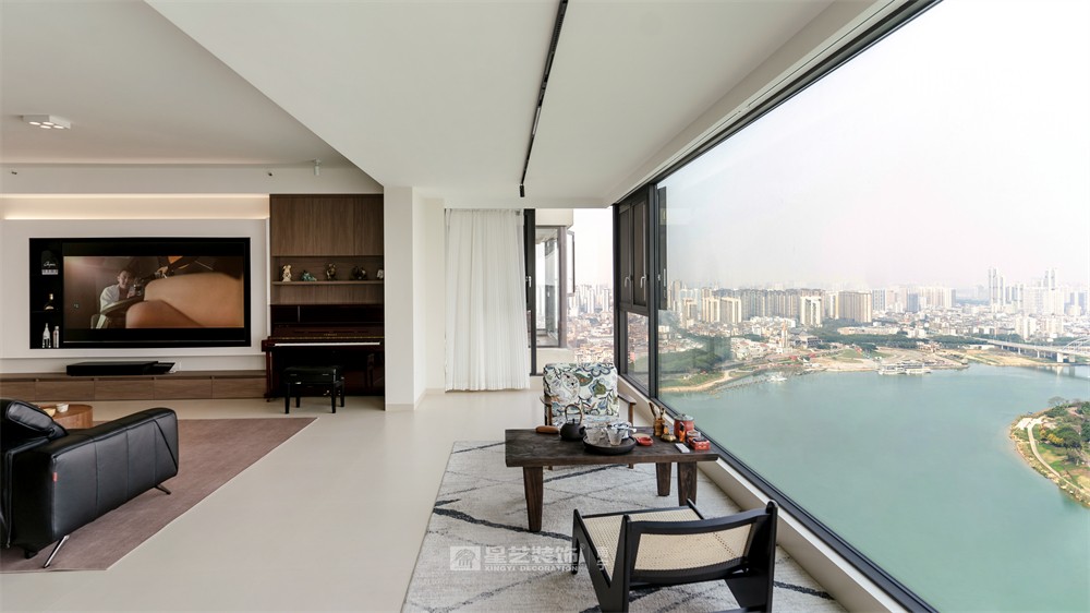 上水灣200平現(xiàn)代原木風(fēng)陽臺(tái)裝修完工實(shí)景圖