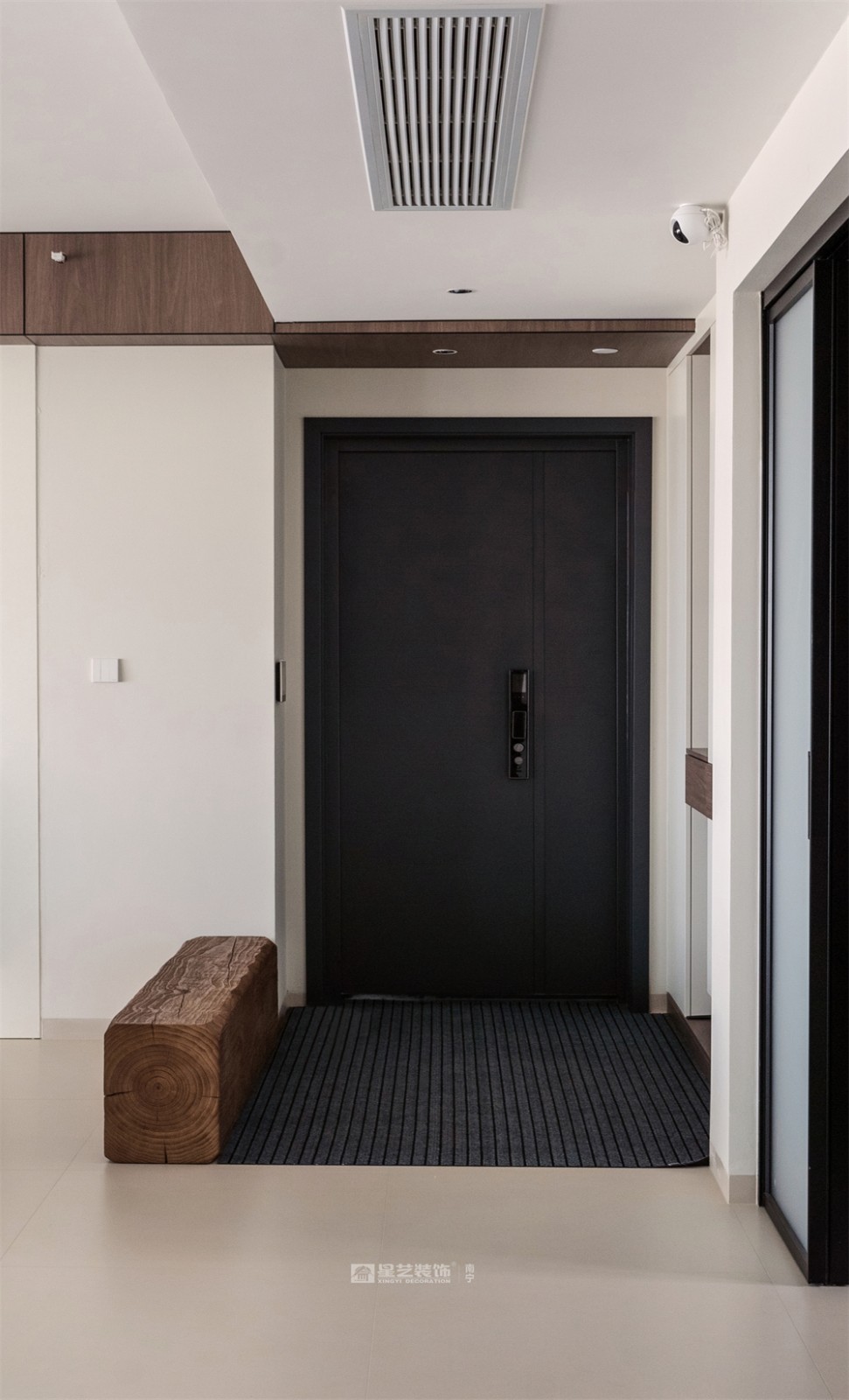 上水灣200平現(xiàn)代原木風(fēng)入戶裝修完工實(shí)景圖