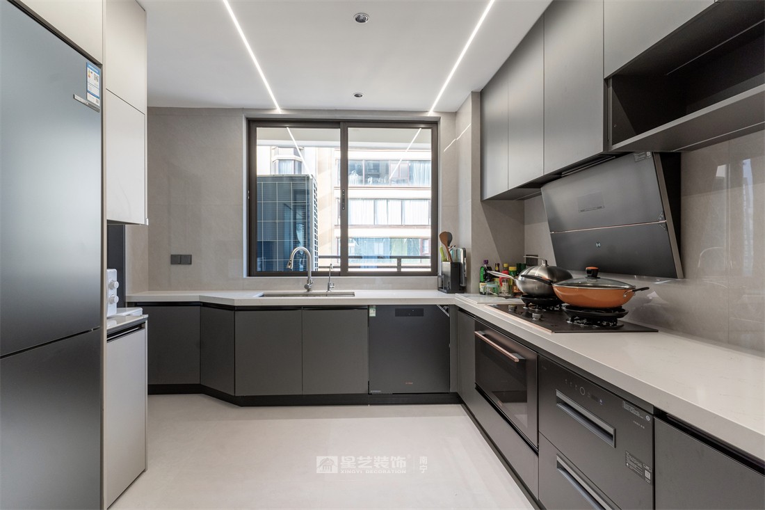 大唐臻觀196平現(xiàn)代簡約廚房裝修完工實景