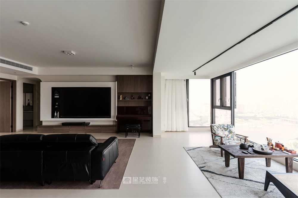 上水灣200平現(xiàn)代原木風(fēng)陽臺(tái)裝修完工實(shí)景圖