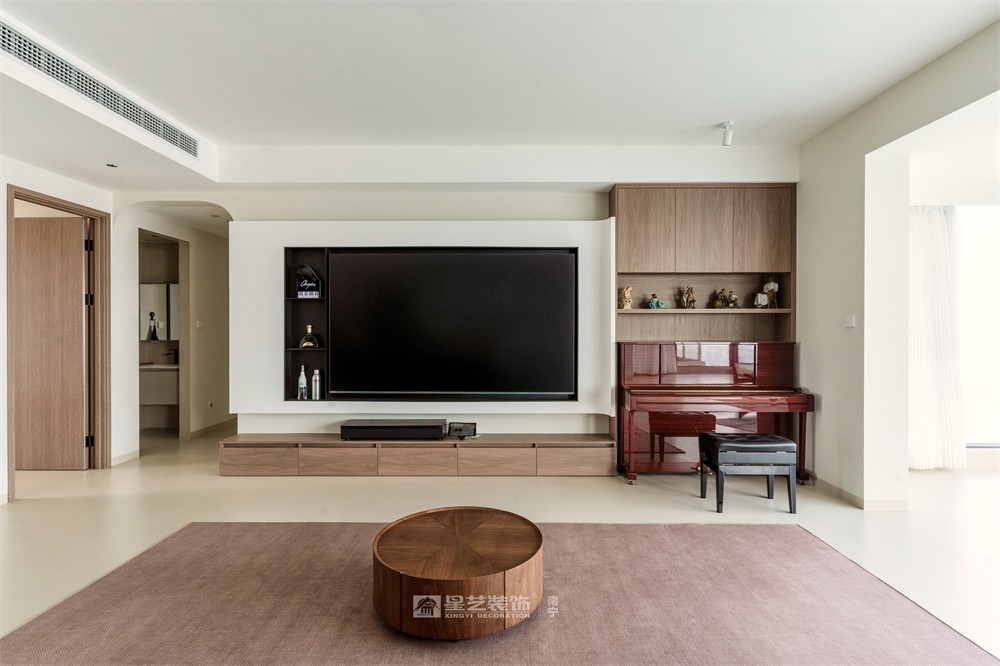 上水灣200平現(xiàn)代原木風(fēng)客廳裝修完工實(shí)景圖