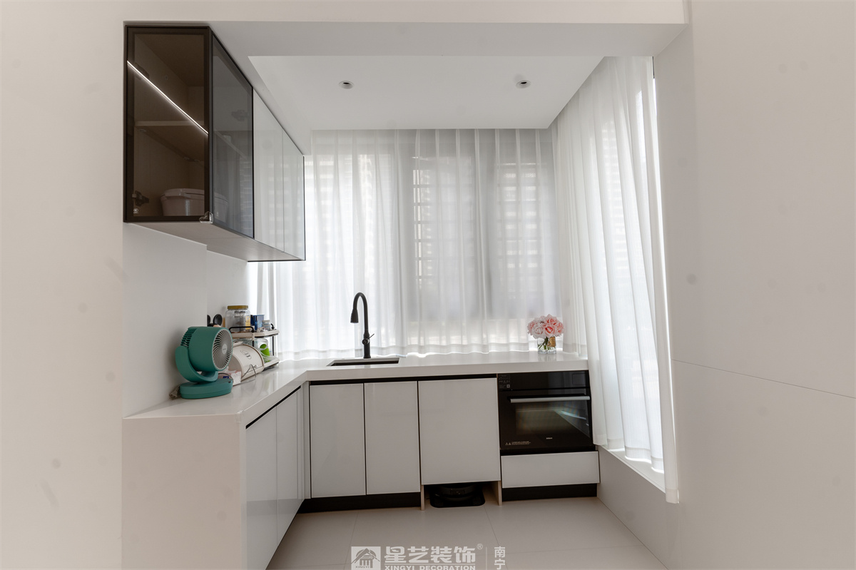 冠江墅169平現(xiàn)代極簡廚房完工裝修實(shí)景圖