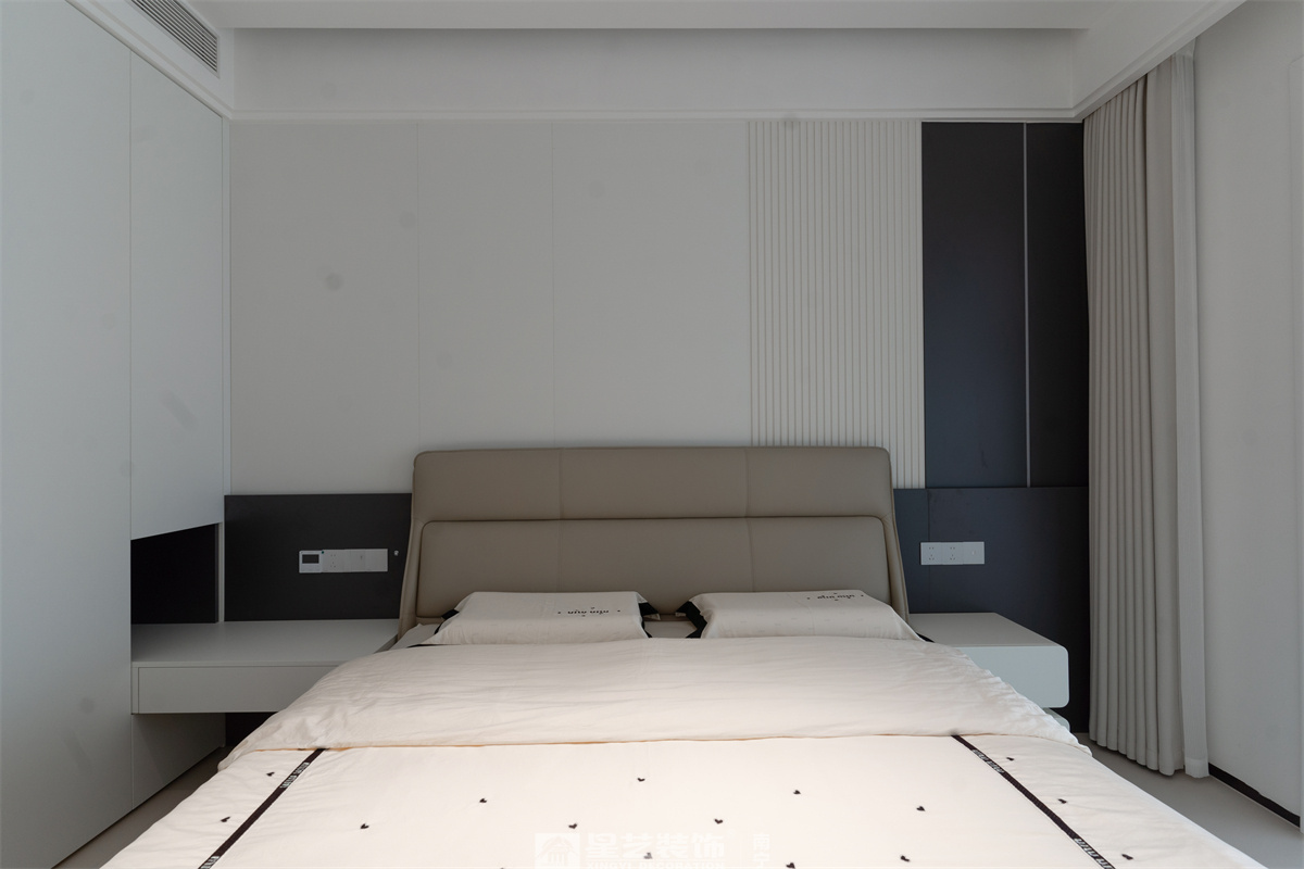 冠江墅169平現(xiàn)代極簡臥室完工裝修實(shí)景圖