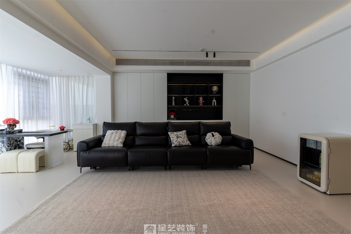 冠江墅169平現(xiàn)代極簡客廳完工裝修實(shí)景圖