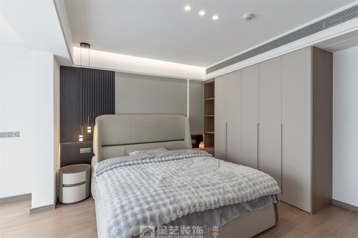 德澤苑220平現(xiàn)代簡約臥室裝修完工實景圖