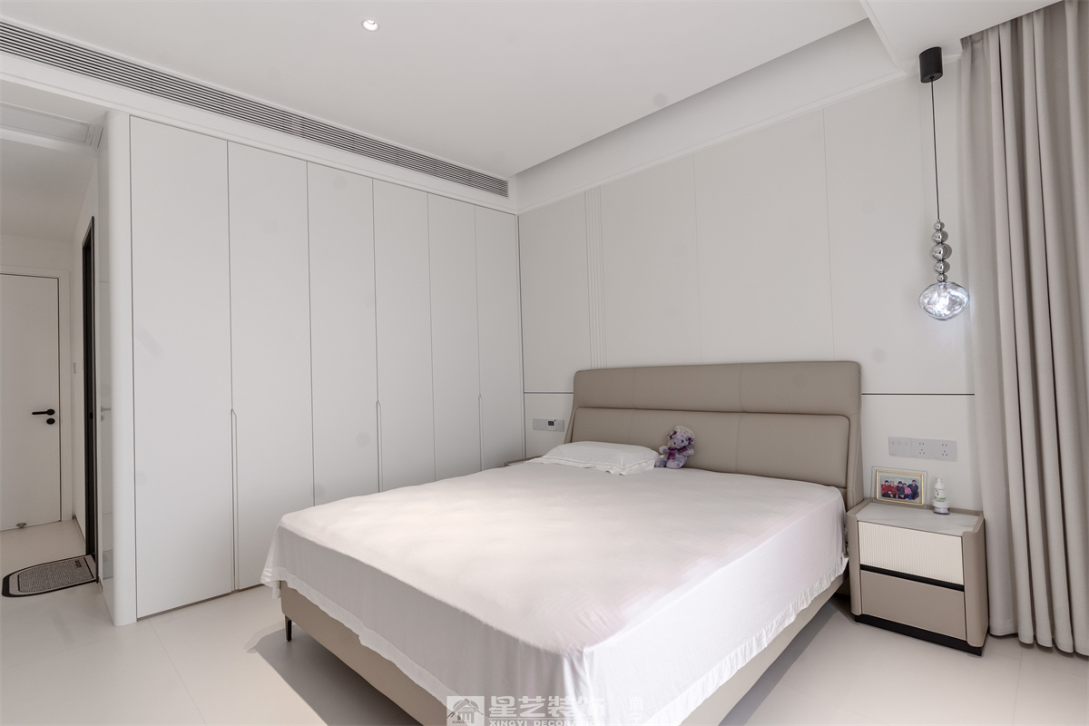 冠江墅169平現(xiàn)代極簡臥室完工裝修實(shí)景圖