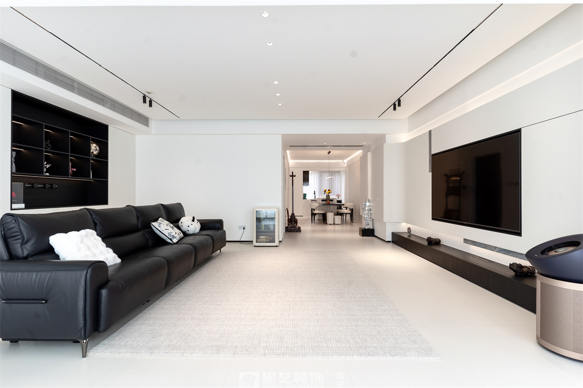 冠江墅169平現(xiàn)代極簡客廳完工裝修實(shí)景圖