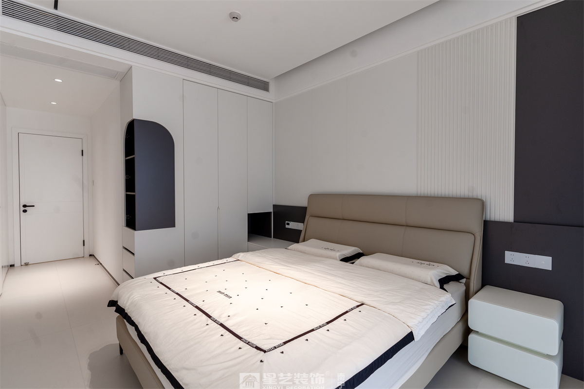 冠江墅169平現(xiàn)代極簡臥室完工裝修實(shí)景圖