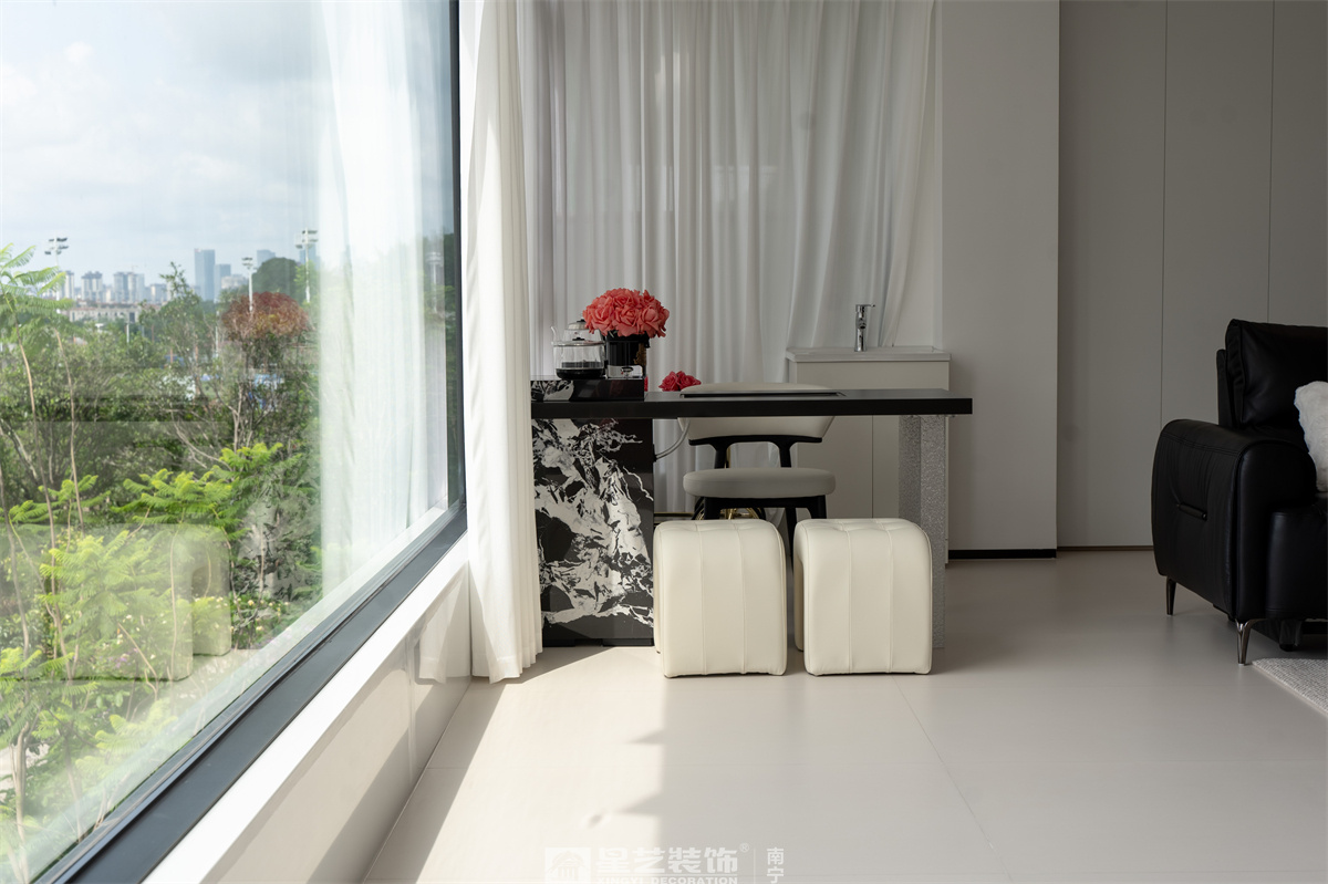 冠江墅169平現(xiàn)代極簡陽臺完工裝修實(shí)景圖