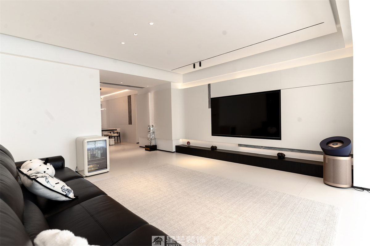 冠江墅169平現(xiàn)代極簡客廳完工裝修實(shí)景圖